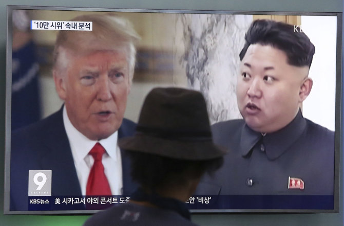 „Scanpix“/AP nuotr./Donaldas Trumpas ir Kim Jong Unas