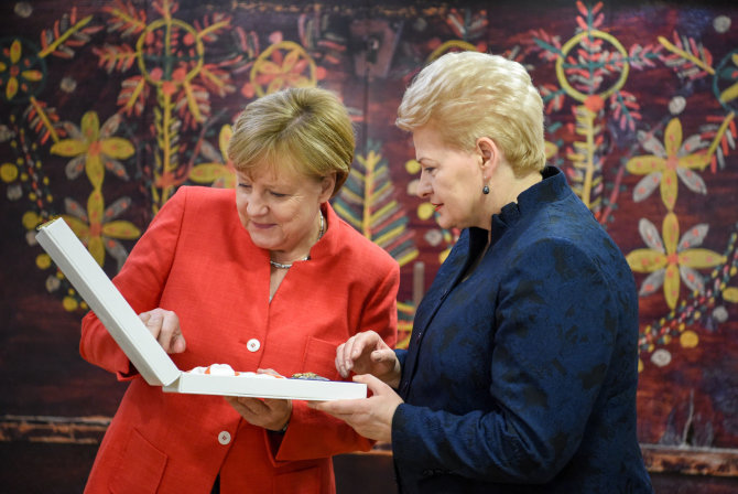 Prezidentūros/R.Dačkaus nuotr./D.Grybauskaitė Vokietijos kanclerei A.Merkel įteikė valstybinį apdovanojimą