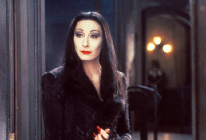 Vida Press nuotr./Anjelica Huston vaidina Mirtišę Adams
