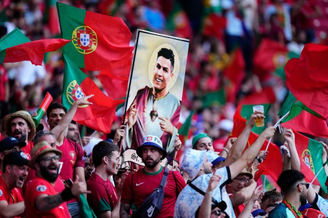 Vida Press nuotr./Portugalijos futbolo sirgaliai ir „šventasis“ Cristiano Ronaldo