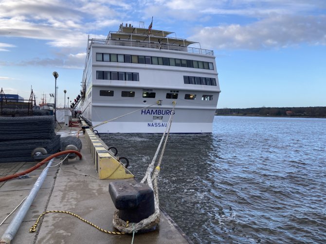 Aurelijos Jašinskienės/15min.lt nuotr./Į Klaipėdą balandžio 11 d. atplaukė kruizinis laivas „Hamburg“, atplukdęs turistus iš Vokietijos. Prasidėjo ilgai lauktas kruizinių laivų turizmas.