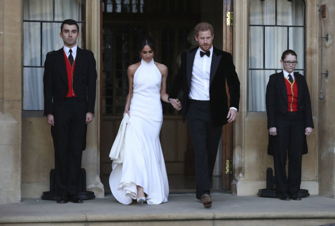 „Scanpix“/AP nuotr./Princas Harry ir Meghan Markle su „Stella McCartney“ suknele
