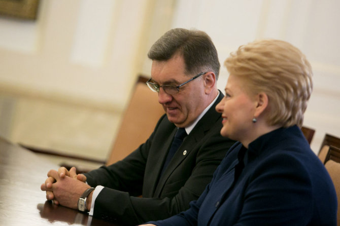 Dalia Grybauskaitė Algirdo Butkevičiaus Vyriausybę pirmoje metų pusėje jos nenaudai lygino su A.Kubiliaus kabinetu, o antroje pusėje jau negaili jai pagyrimų.
