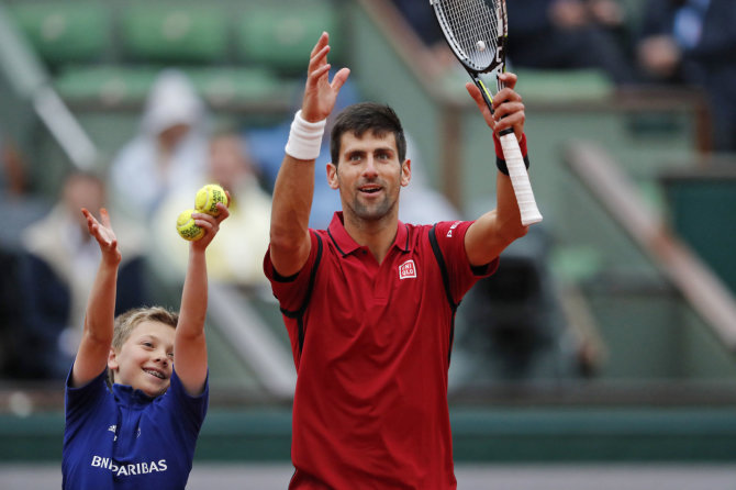 Novakas Džokovičius 6-ą kartą iš eilės žais „Roland Garros“ čempionato pusfinalyje