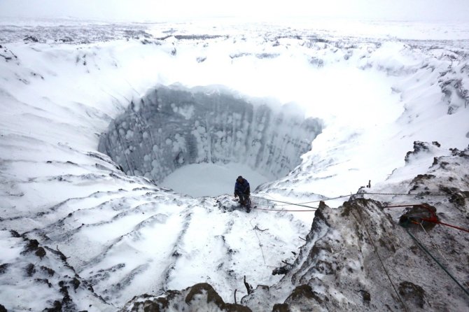 „Scanpix“/ITAR-TASS nuotr./Mokslininkai nusileido į mįslingai atsiradųsį kraterį Sibire.