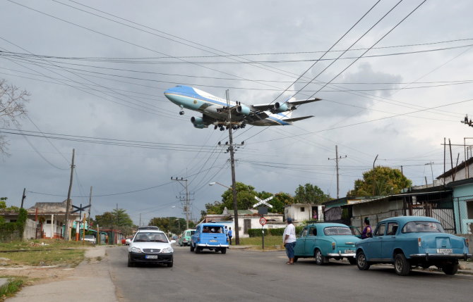 „Reuters“/„Scanpix“ nuotr./JAV prezidento Baracko Obamos lėktuvas virš Havanos