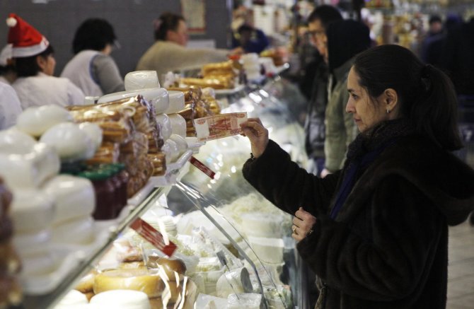 „Scanpix“/AP nuotr./Moteris perka maisto produktus Maskvoje