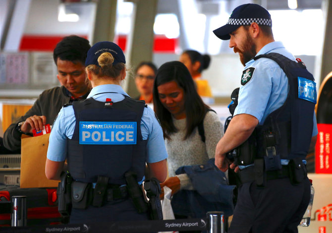 „Reuters“/„Scanpix“ nuotr./Policija Sidnėjaus oro uoste