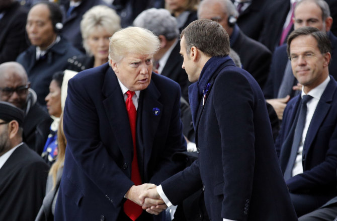 „Scanpix“/AP nuotr./Donaldas Trumpas ir Emmanuelis Macronas