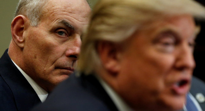 „Reuters“/„Scanpix“ nuotr./Johnas Kelly ir Donaldas Trumpas