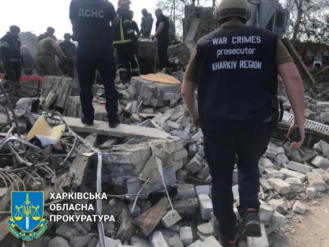 Ukrainos Generalinės prokuratūros nuotr./Rusijos pajėgos smogė maisto prekių parduotuvei Charkivo srityje