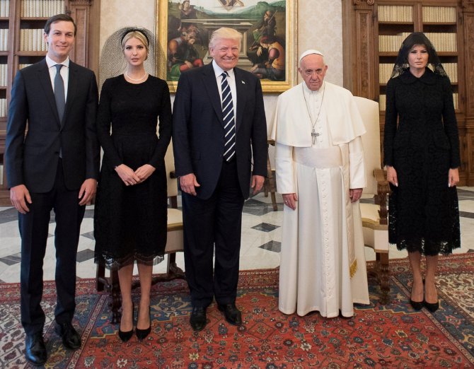 „Reuters“/„Scanpix“ nuotr./Jaredas Kushneris, Ivanka Trump, Donaldas Trumpas, popiežius Pranciškus ir Melania Trump