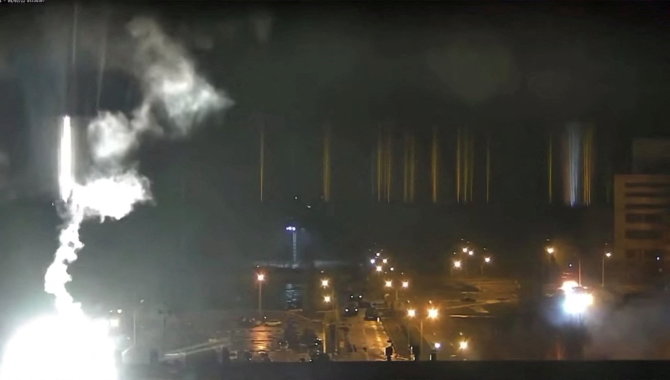 „Reuters“/„Scanpix“ nuotr./Zaporižės atominės elektrinės apšaudymas