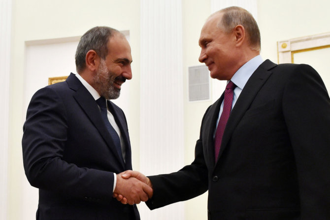 „Reuters“/„Scanpix“ nuotr./Nikolas Pašinianas ir Vladimiras Putinas