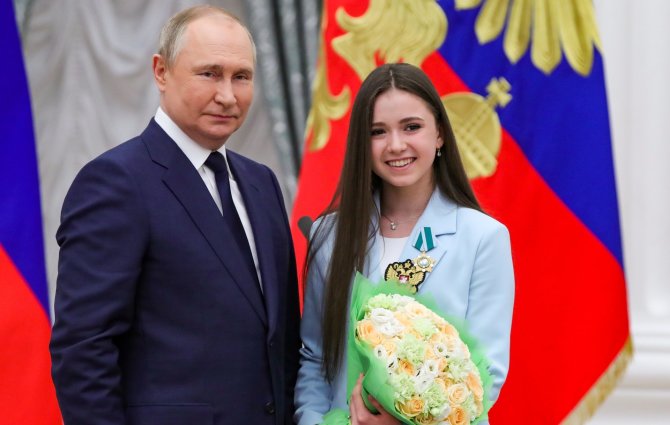 „Scanpix“ nuotr./Vladimiras Putinas ir čiuožėja Kamila Valijeva