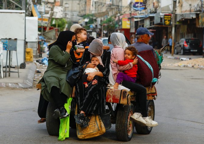 „Reuters“/„Scanpix“ nuotr./Palestiniečiai bėga iš savo namų po Izraelio atakų Gazos Ruože