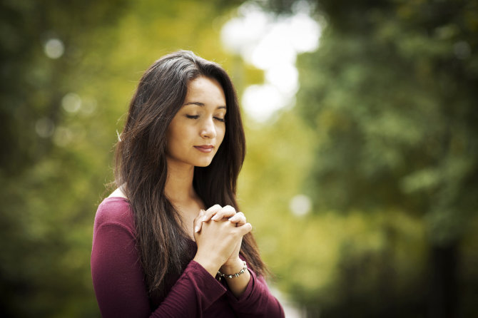 „Fotolia“ nuotr./Moteris meldžiasi