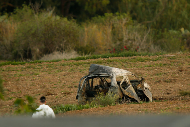 „Reuters“/„Scanpix“ nuotr./Maltoje susprogdintas Daphne Caruanos Galizios automobilis