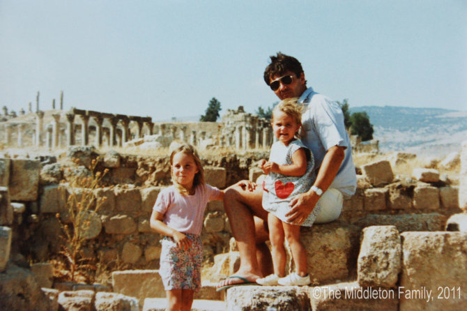 „Reuters“/„Scanpix“ nuotr./Kate Middleton su tėčiu Michaelu ir seserimi Pippa Jordanijoje