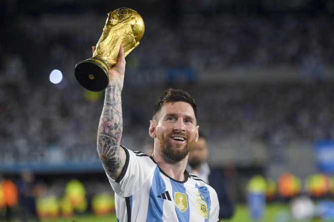 „Scanpix“/AP nuotr./Lionelis Messi su pasaulio čempiono taure