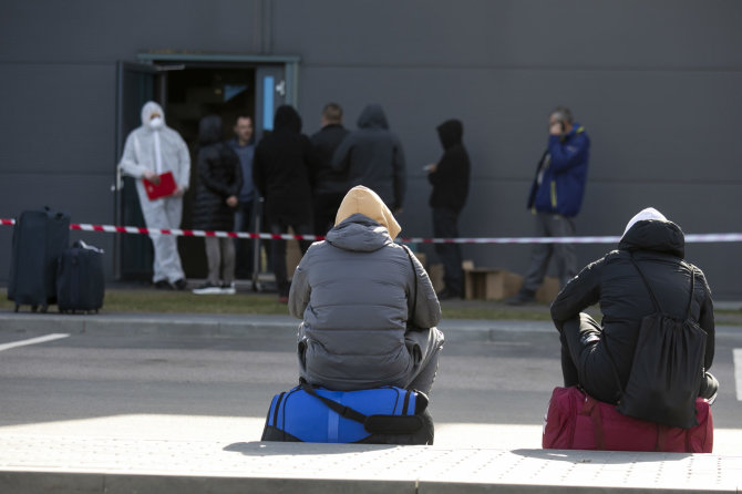 Luko Balandžio / 15min nuotr./Į priverstinį karantiną viešbutyje atgabenti žmonės