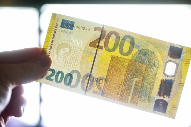 Žygimanto Gedvilos / 15min nuotr./Pristatyti naujosios serijos „Europa“ 100 ir 200 eurų banknotai