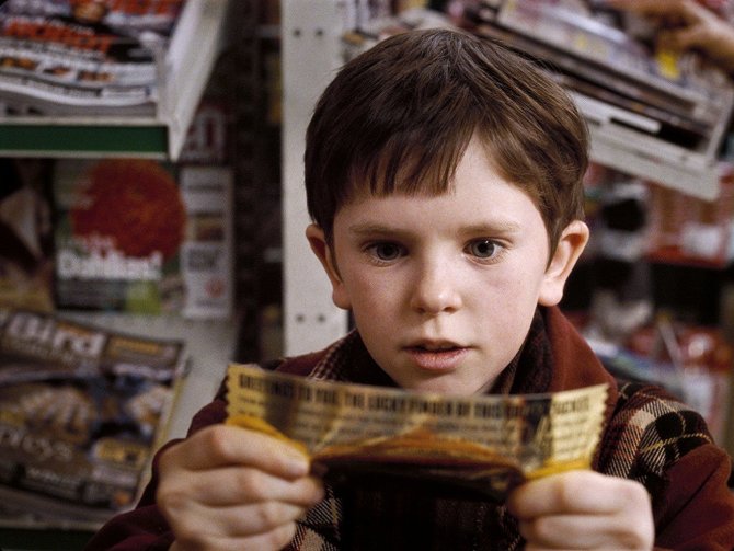 Kadras iš filmo/Freddie Highmore'as filme „Čarlis ir šokolado fabrikas“ (2005 m.)