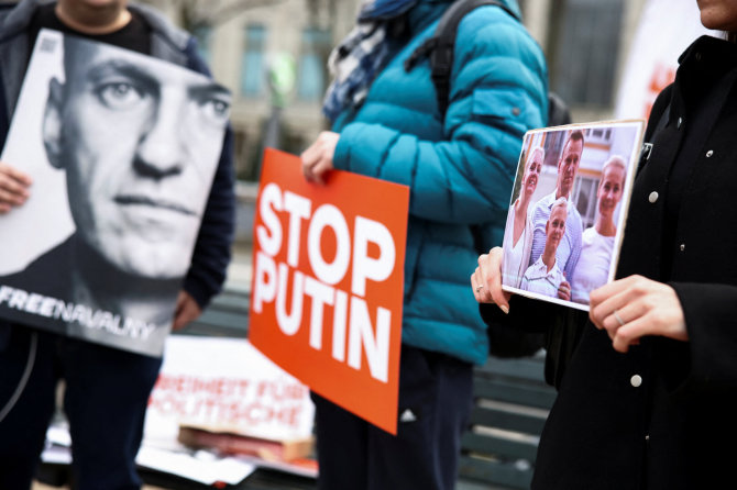 „Scanpix“/„Reuters“ nuotr./Žmonės prie Rusijos ambasados Berlyne