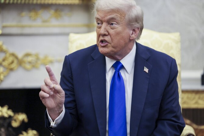Donaldas Trumpas /  / Shawn Thew/POOL via CNP/INSTARim