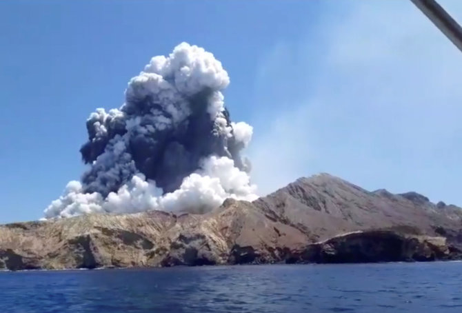 „Reuters“/„Scanpix“ nuotr./Naujojoje Zelandijoje išsiveržęs ugnikalnis