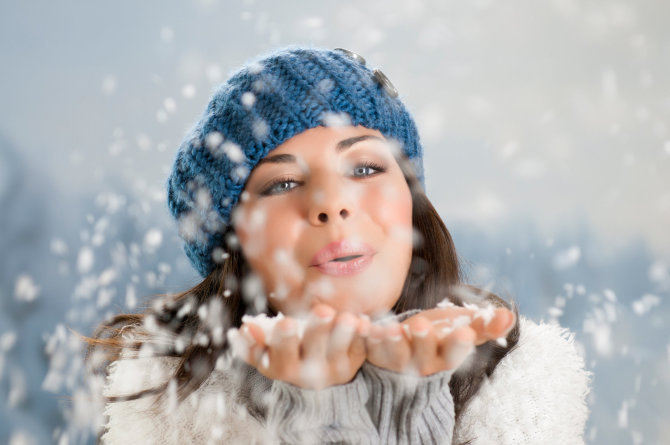 Shutterstock nuotr./Mergina džiaugiasi žiema.