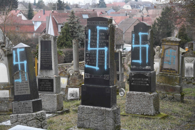 AFP/„Scanpix“ nuotr./Rytų Prancūzijoje žydų kapinėse vandalai išniekino 80 kapų