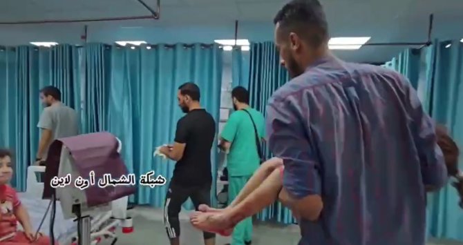 Stopkadras/Medikai evakuoja sužeistus vaikus po namo bombardavimo Gazoje