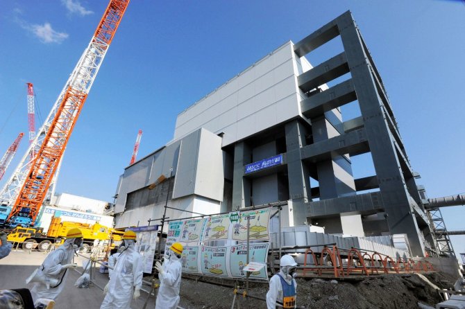 „Reuters“/„Scanpix“ nuotr./Branduolinio kuro strypų saugykla šalia Fukušimos atominės elektrinės 4-ojo reaktoriaus pastato