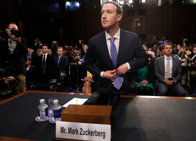 „Reuters“/„Scanpix“ nuotr./„Facebook“ vadovas Markas Zuckerbergas JAV Senate