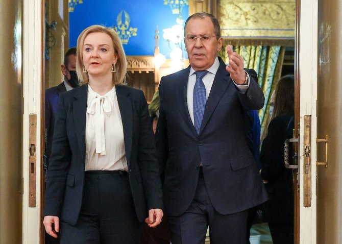 AFP/„Scanpix“ nuotr./Liz Truss ir Sergejus Lavrovas