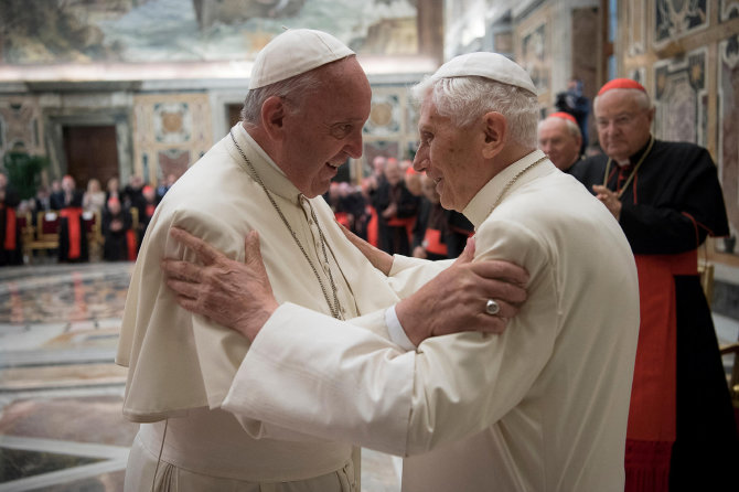 „Reuters“/„Scanpix“/Popiežius Pranciškus ir pontifikas Benediktas XVI