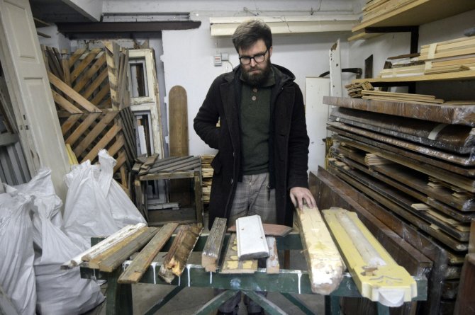 P. Konkulevičius garaže laiko sukauptą tarpukario baldų, Kauno Žaliakalnio medinių namų fasado dalių ir furnitūrų kolekciją. 