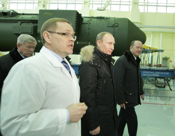 Wikipedia.org nuotr./Vladimiras Putinas Votkinsko gamykloje 2011 m.