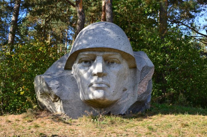 Roberto Ožalinsko nuotr./Sovietinis paminklas Alytaus rajone