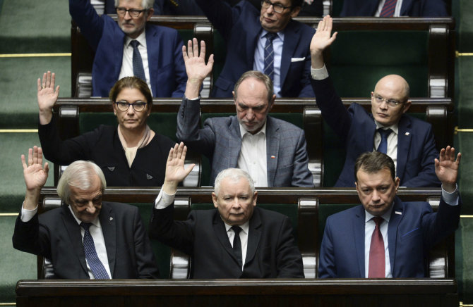 „Scanpix“/AP nuotr./Lenkijos parlamentas balsuoja