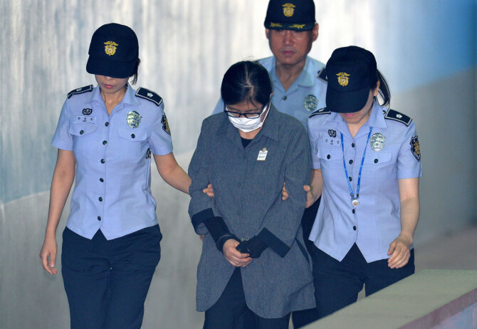 „Reuters“/„Scanpix“ nuotr./Choi Soon-sil atvedama į teismą