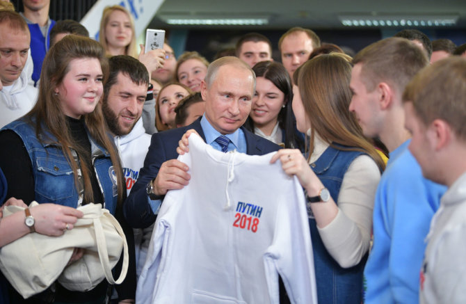 „Sputnik“ nuotr./Vladimiras Putinas su jaunaisiais rėmėjais