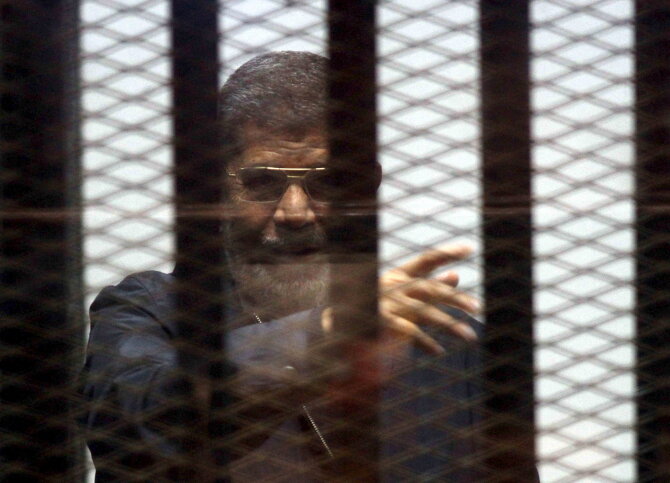 „Reuters“/„Scanpix“ nuotr./Mohamedas Mursi teisme