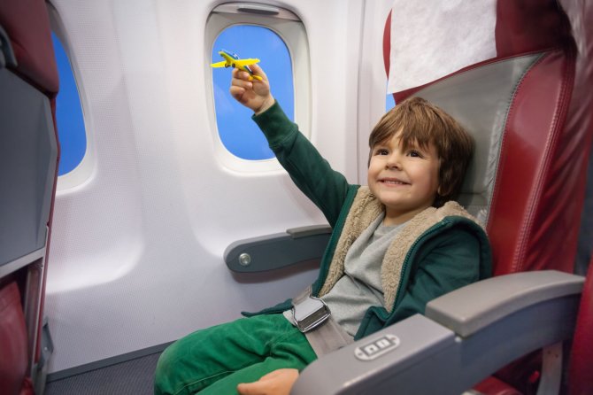 Berniukas lėktuve