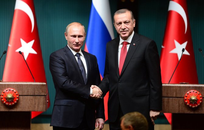 „Scanpix“/„Anadolu Ajansi“ nuotr./Rusijos prezidentas Vladimiras Putinas ir Turkijos prezidentas Recepas Tayyipas Erdoganas