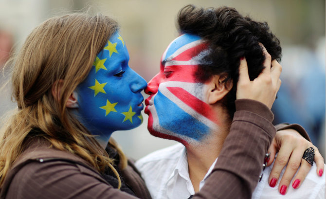„Reuters“/„Scanpix“ nuotr./Aktyvistai su ant veidų išpieštomis JK ir ES vėliavomis