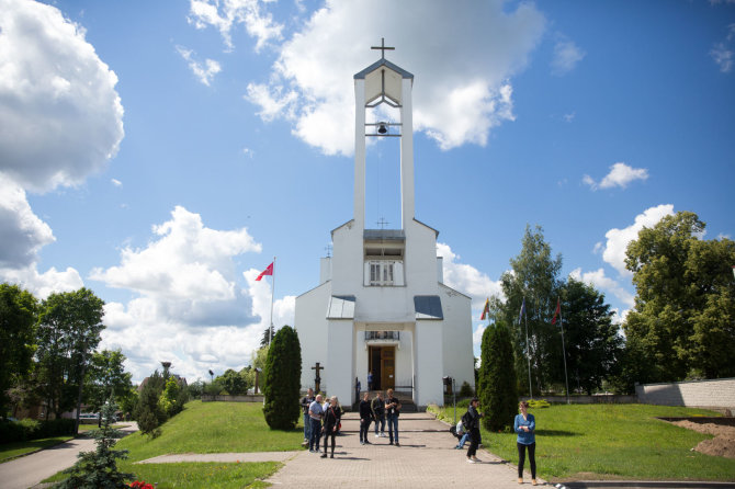 Luko Balandžio / 15min nuotr./Senosios Varėnos bažnyčia, kurioje tuokėsi M.Kuzminskas ir E.Andreikaitė