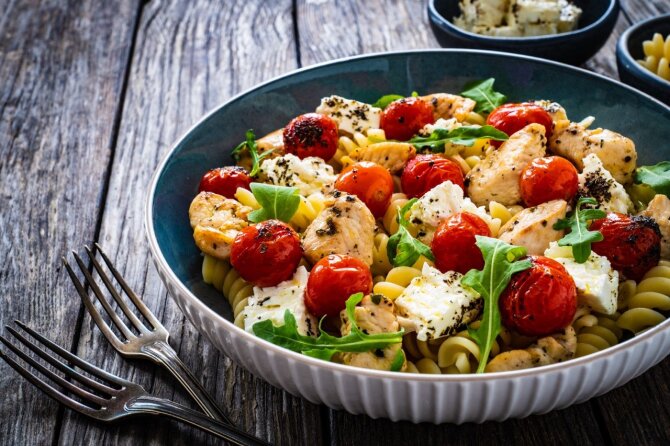 Pranešimo žiniasklaidai autorių nuotr./Atostogas prie Viduržemio jūros primenanti vištiena su makaronais ir feta