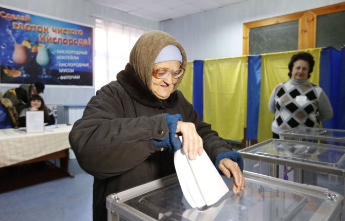 „Reuters“/„Scanpix“ nuotr./Ukrainiečiai atiduoda balsuos.